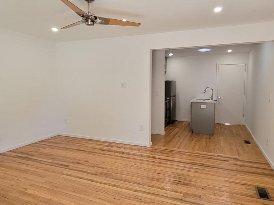 Living room - taken from front door