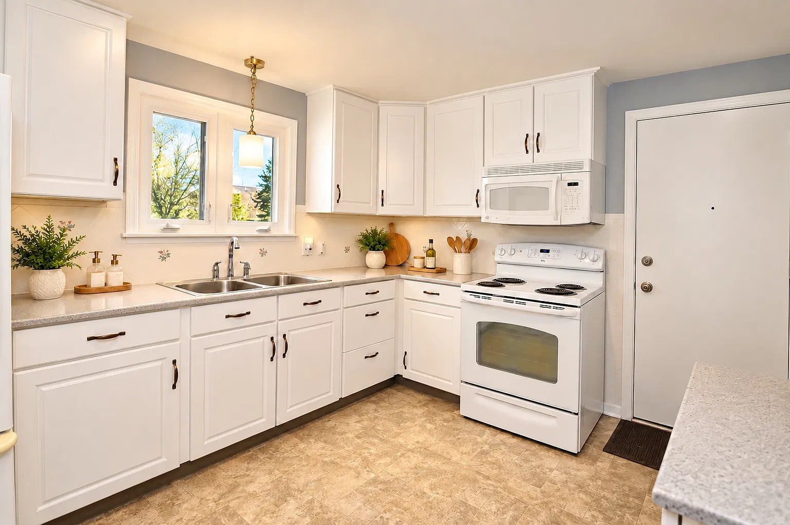 3 bed, 1136 sqft, $2,000 — Photo 2