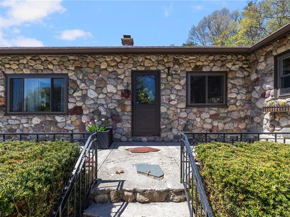 25 Oak Hill Dr, Cumberland, RI 02864