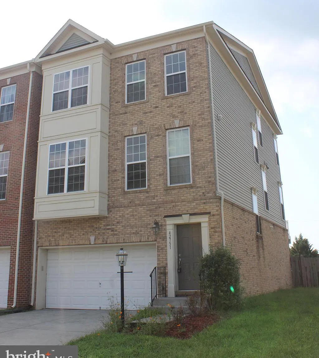 3 bed, 2.5 bath, 2884 sqft, $3,200 — Photo 1