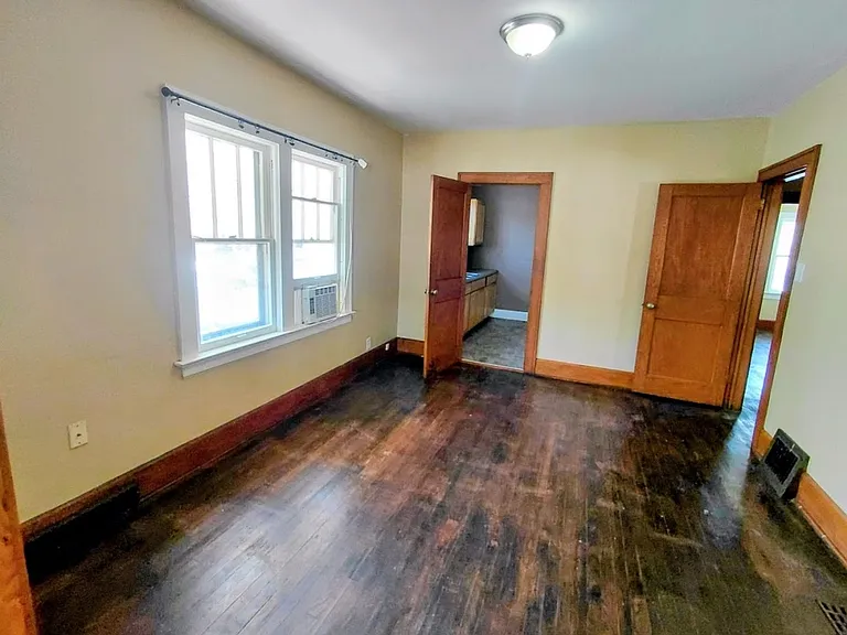 674 Thayer St — Photo 3