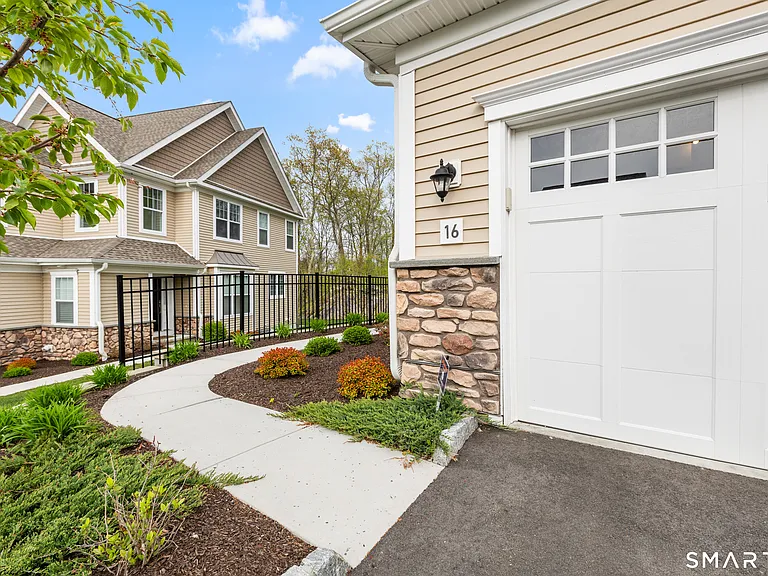16 Hunting Ridge Ln — Photo 2