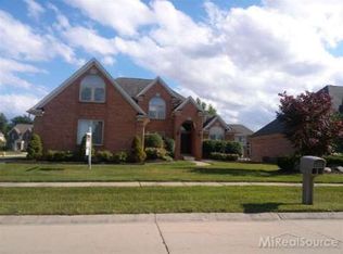 19444 Lakeland Dr, Macomb, MI 48044