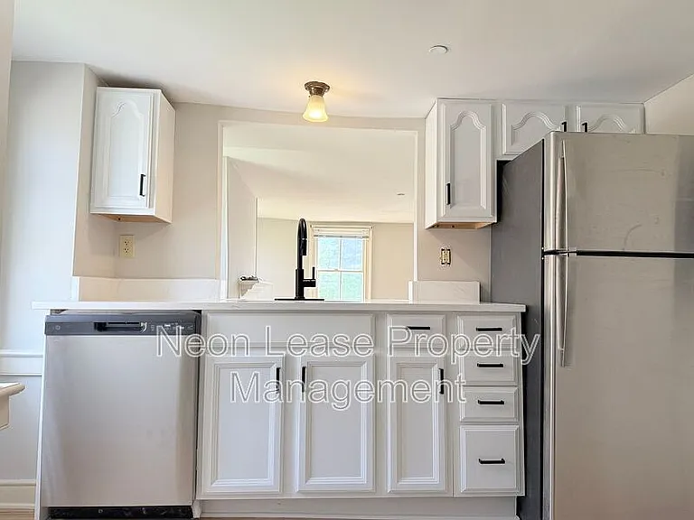 133 NW Front St — Photo 4