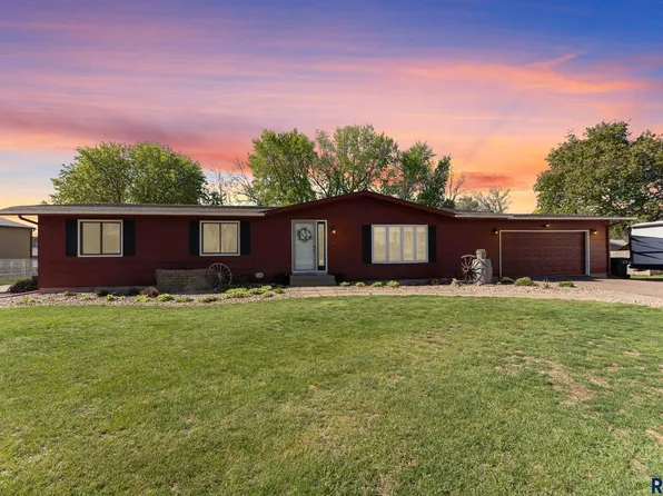 1821 E 34th St N, Sioux Falls, SD 57104
