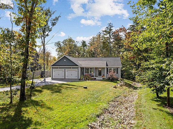 3rd image of 11 Fieldstone Drive