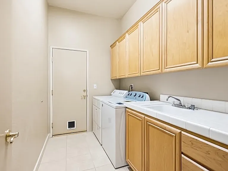 240 W Kavenish Dr — Photo 15