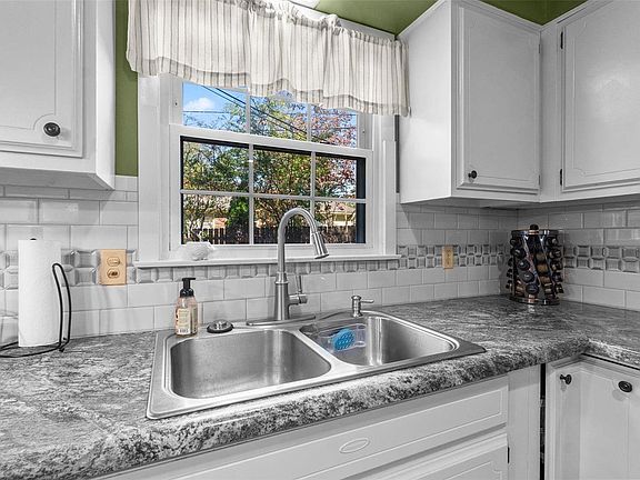 5th image of 2524 Tulip Ln
