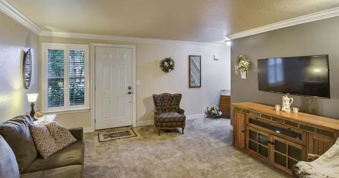 2 bed, 1.5 bath, 1086 sqft, $2,300 — Photo 4
