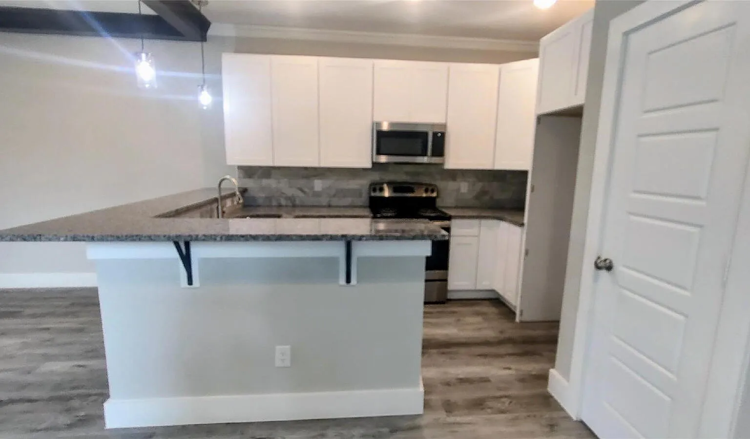 3 bed, 2.5 bath, 1589 sqft, $1,900 — Photo 3