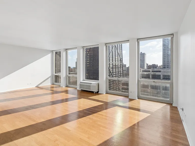 111 E Chestnut St #25F — Photo 4