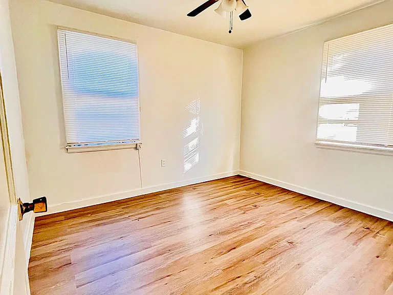 950 Willoughby St #3 — Photo 4
