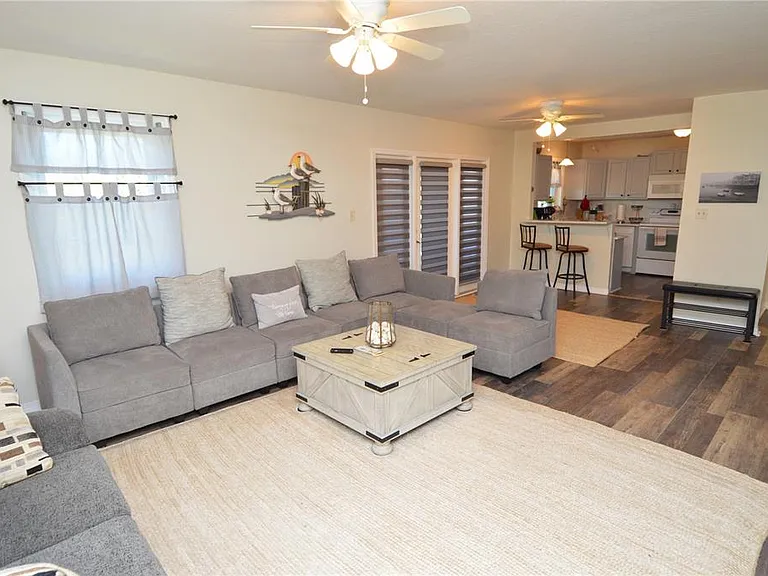 121 Seahorse Dr SE #C — Photo 4