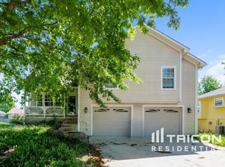 825 SW Ridgeview Dr, Grain Valley, MO 64029