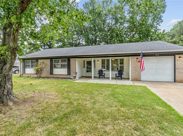 824 Saint James Dr, Virginia Beach, VA 23455