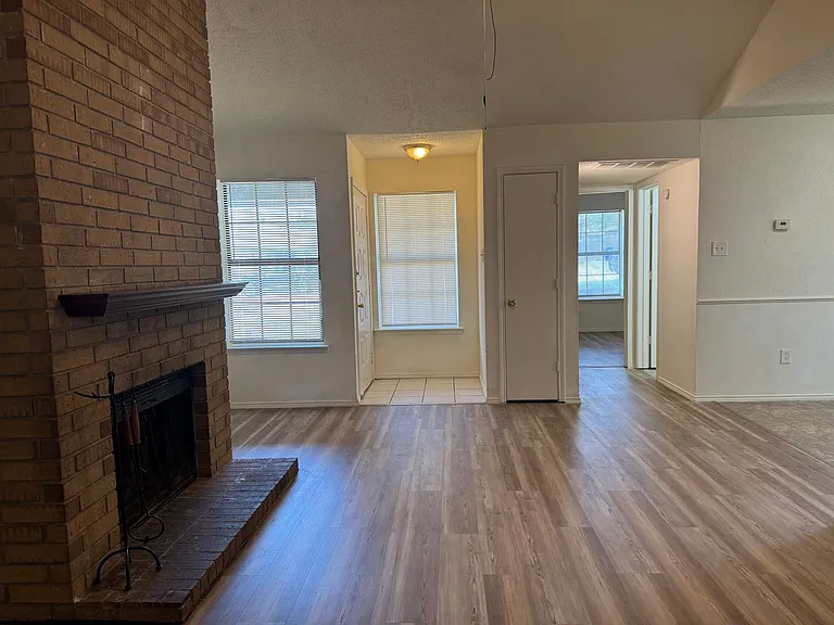 716 Woodland Ct — Photo 9