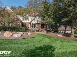 1679 Stony Creek Dr, Rochester, MI 48307