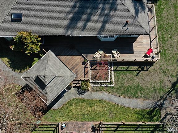 1350 sq ft back deck is made of exotic Thermory - very high end, durable and beautiful