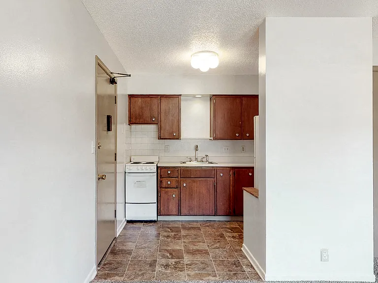 Plaza Manor — Photo 35