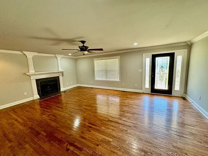 3 bed, 2.0 bath, 1947 sqft, $1,995 — Photo 2