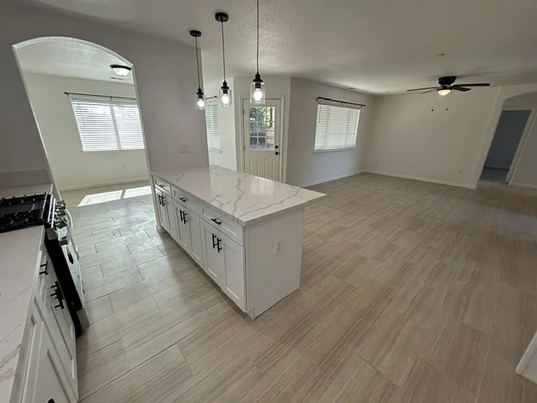 820 N Cypress St — Photo 15