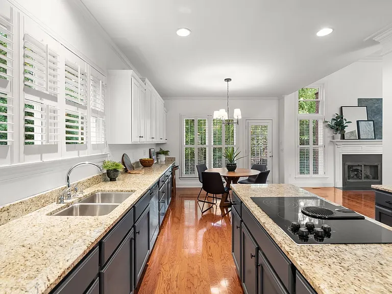 401 Beauchamp Cir — Photo 8