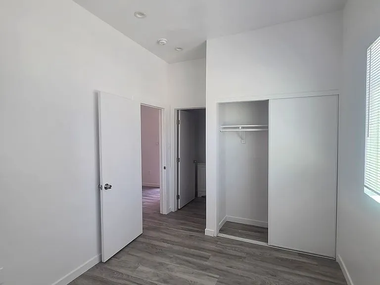 324 E Esther St — Photo 17