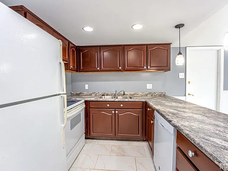 2525 Fox Hills Dr — Photo 14