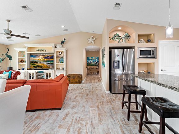 3rd image of 943 Palm Ridge Rd