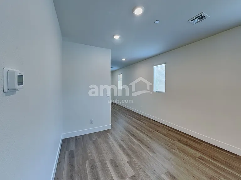 870 English Primrose St — Photo 6
