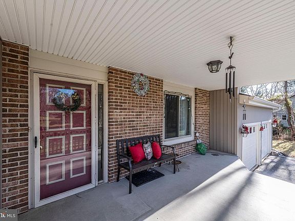 4th image of 11709 Meadowlark Ave