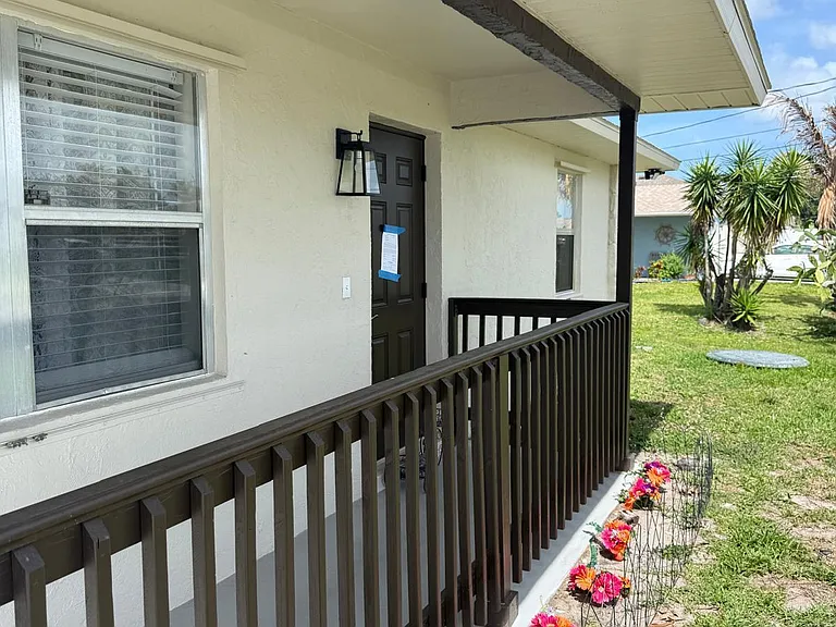699 NW Riverside Dr — Photo 4