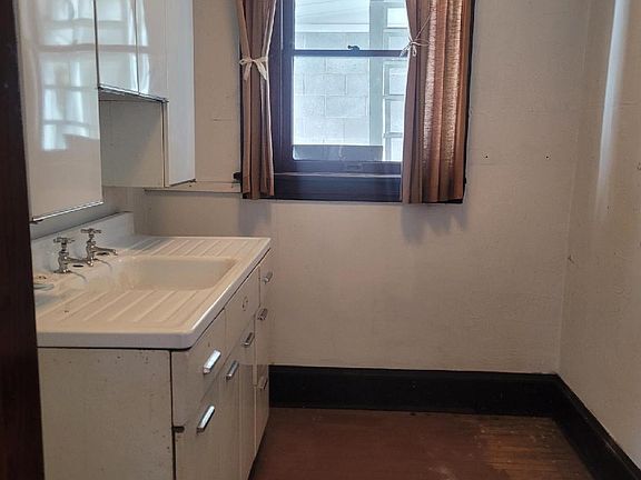 3rd image of 418 Huron Ave