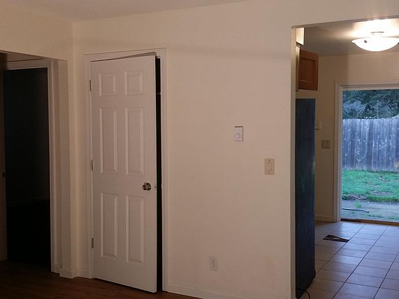 3rd image of 422 SE 16th Ave