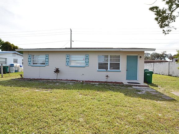 3rd image of 2415 Sadler Ln
