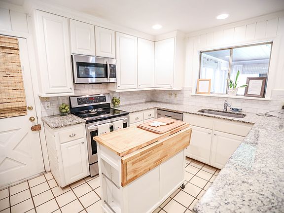 3rd image of 725 Elderwood Ave