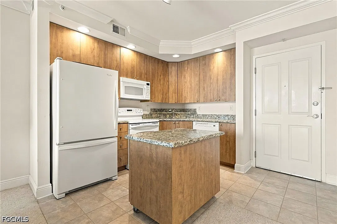 1 bed, 1.5 bath, 685 sqft, $3,300 — Photo 3