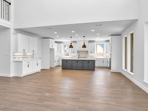 2nd image of 3511 Lauriston Dr