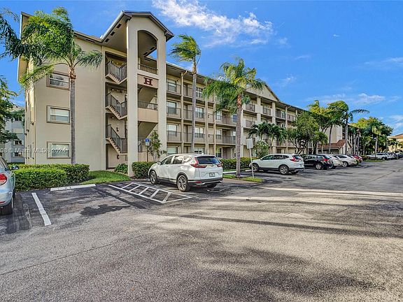 3rd image of 700 SW 137th Ave APT 402H
