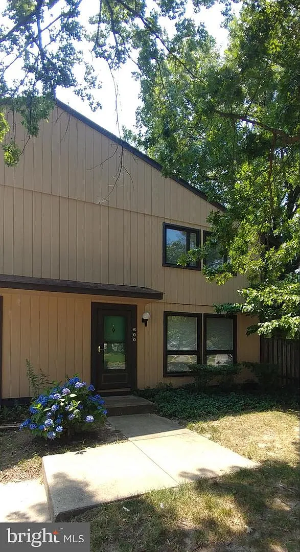 600 Glen Ct photo 1