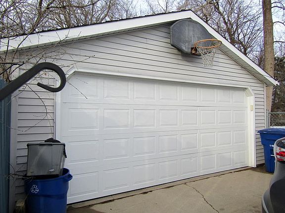 2.5 Car Garage