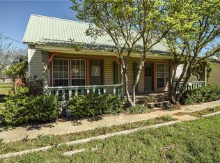910 W Pearl St, Granbury, TX 76048
