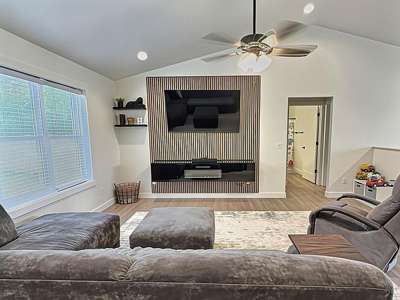 4th image of 336 Village Ln