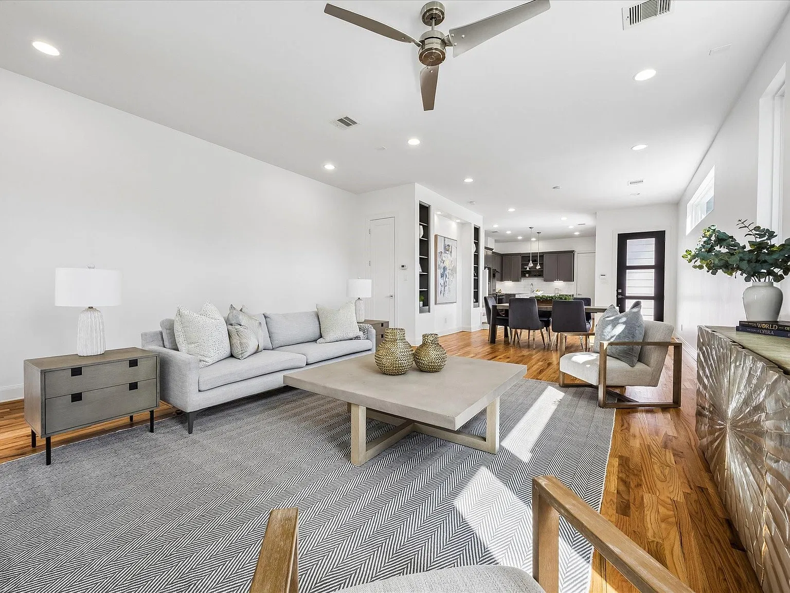 4 bed, 3.5 bath, 3000 sqft, $6,499 — Photo 3