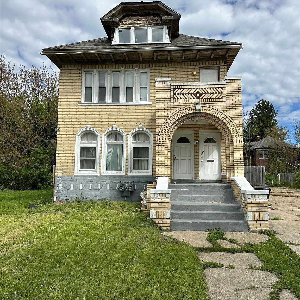 3 bed, 1.0 bath, 2800 sqft, $1,200 — Photo 1