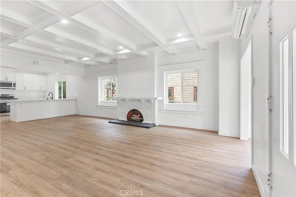 1 bed, 200 sqft, $1,200 — Photo 2