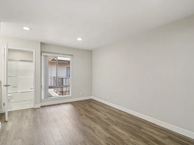 626 E Verdugo Ave #L — Photo 7