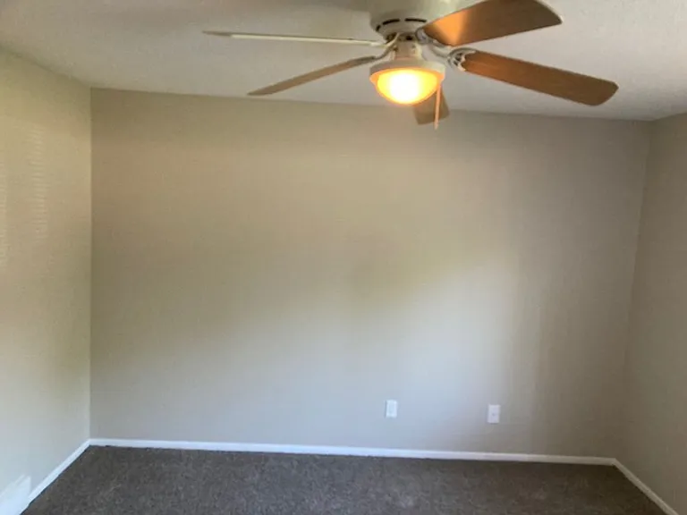 Hollow Hills Apartments — Photo 44