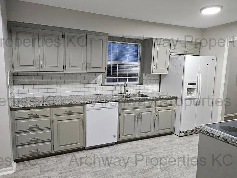 1600 W Elm Ter — Photo 2