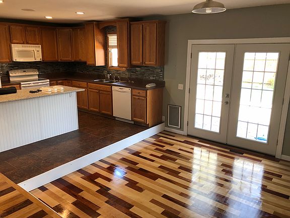 Dining Area adjacent to Ktn